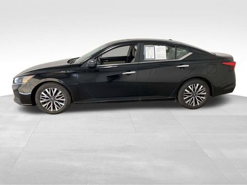 Used 2025 Nissan Altima 2.5 SV image 2