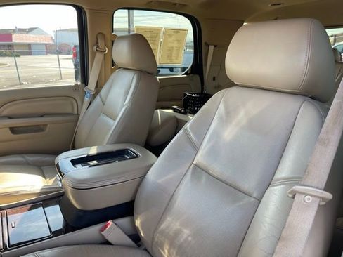 Used 2012 Cadillac Escalade Premium image 19