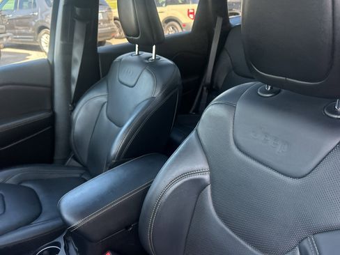 Used 2018 Jeep Cherokee Limited w/ Luxury Group FWD image 20