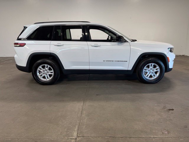 Used 2023 Jeep Grand Cherokee Laredo AWD/4WD image 2