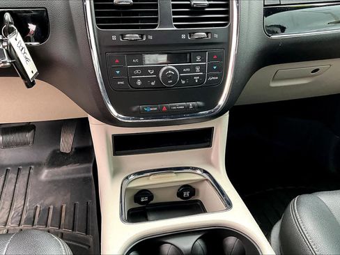 Used 2016 Dodge Grand Caravan SXT FWD image 31