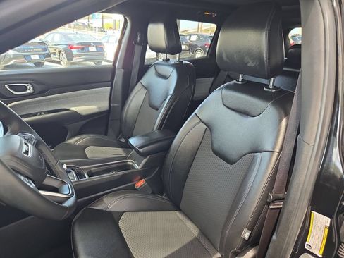 Used 2025 Jeep Compass Latitude w/ Sun & Sound Group AWD/4WD image 16