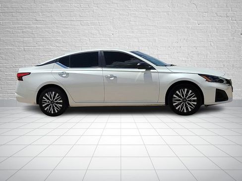 Used 2024 Nissan Altima 2.5 SV AWD/4WD image 5