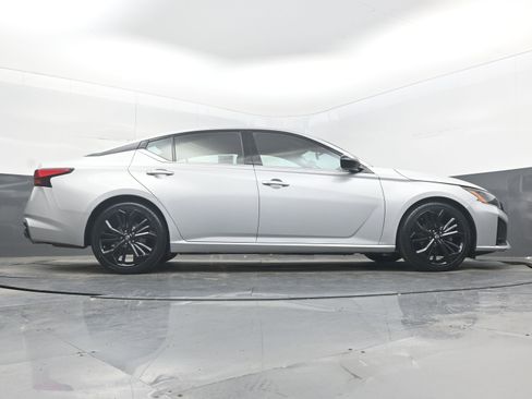 Used 2024 Nissan Altima 2.5 SR FWD image 28