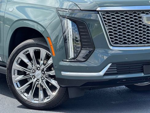 Certified 2026 Cadillac Escalade Luxury w/ LPO, Radiant Package AWD/4WD image 12