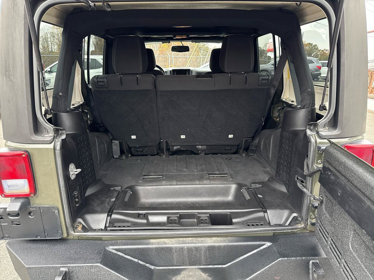 Used 2015 Jeep Wrangler Unlimited Rubicon w/ Connectivity Group AWD/4WD image 21