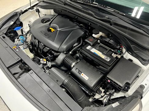 Used 2019 Hyundai Elantra GT FWD image 27