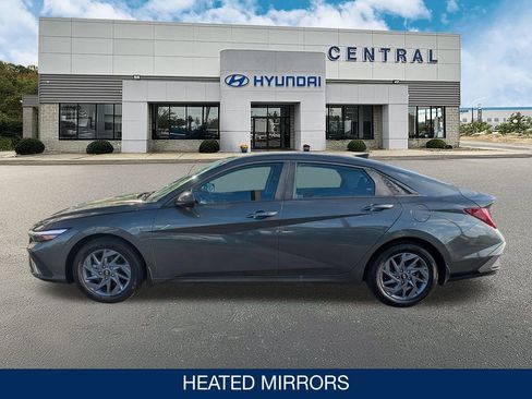 Used 2024 Hyundai Elantra Blue image 5