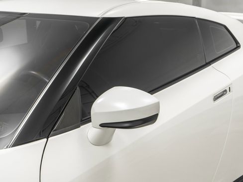 Used 2020 Nissan GT-R Premium image 35