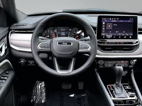 Used 2025 Jeep Compass Limited image 6