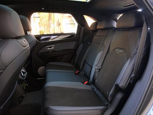 Used 2025 Bentley Bentayga AWD/4WD image 18