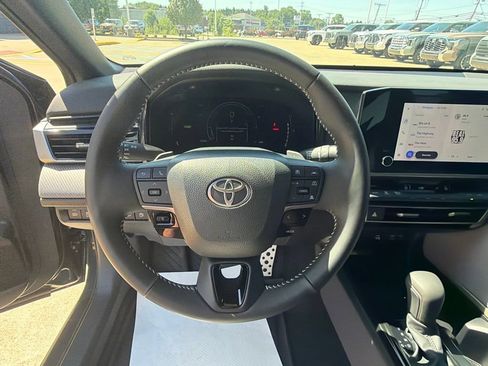 Used 2025 Toyota Camry SE FWD image 13