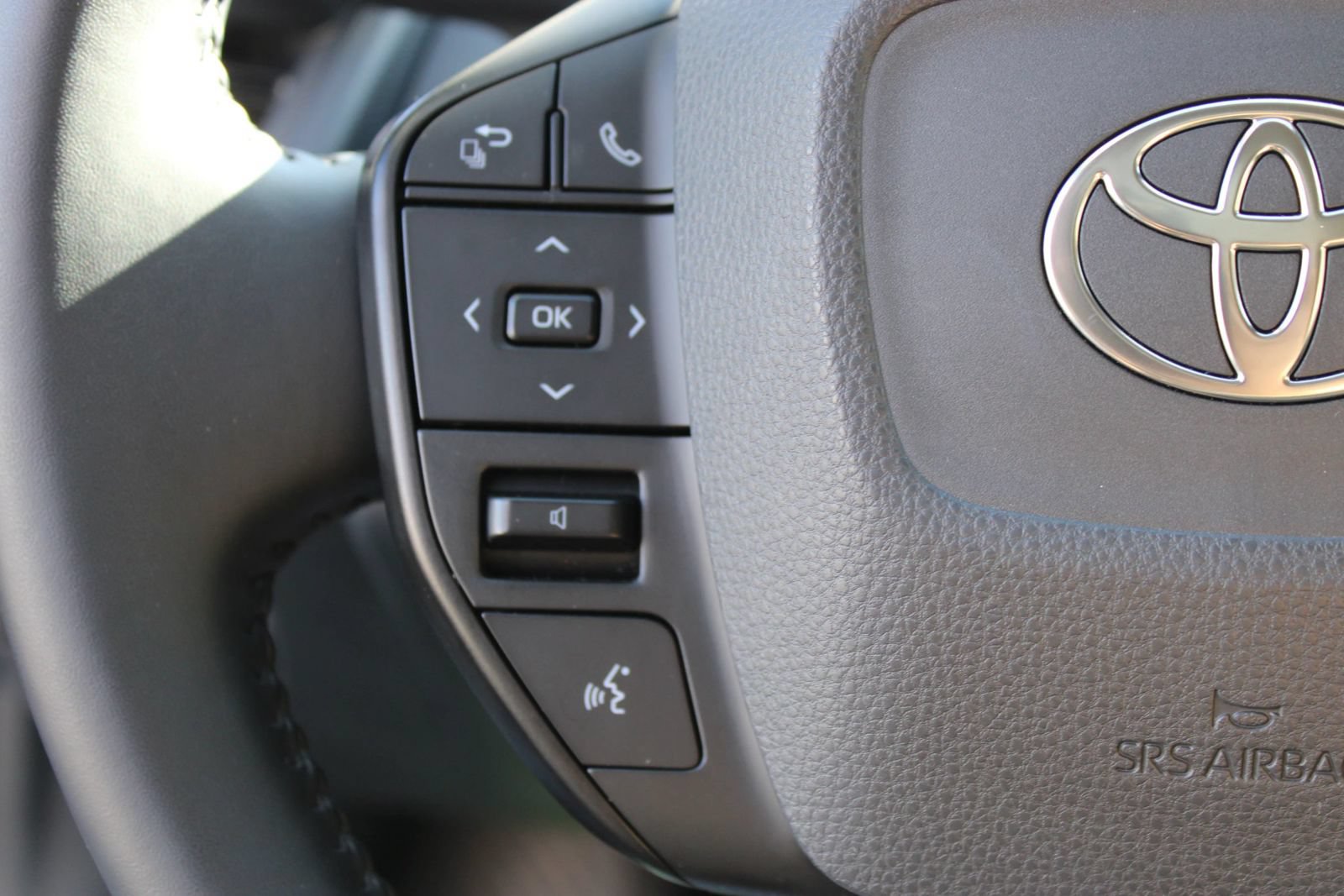 Used 2025 Toyota Prius LE FWD image 23