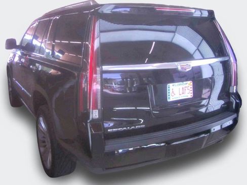 Used 2016 Cadillac Escalade Platinum RWD image 6