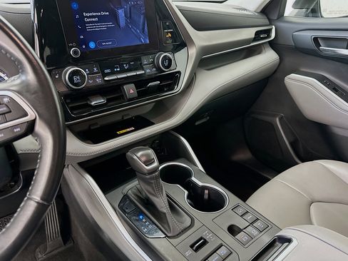 Used 2023 Toyota Highlander XLE image 26