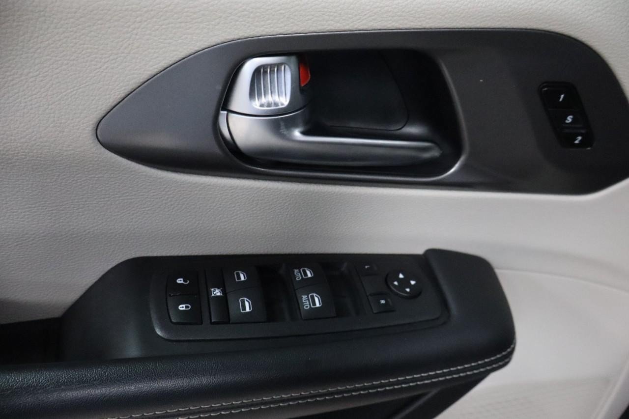 Used 2023 Chrysler Pacifica Touring-L FWD image 12