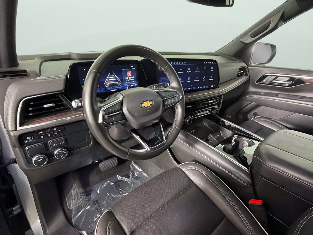 Used 2025 Chevrolet Suburban Premier RWD image 18