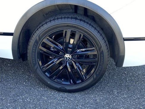 Certified 2022 Volkswagen Tiguan SE R-Line image 12