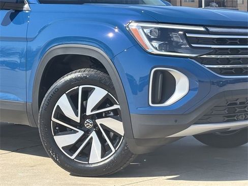 Certified 2025 Volkswagen Atlas SE image 3