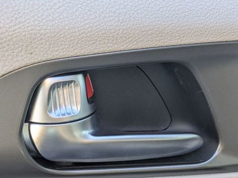 Used 2023 Chrysler Pacifica Touring-L image 17