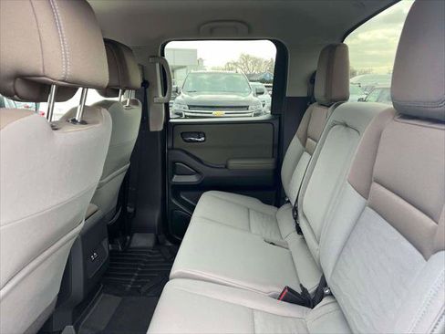 Used 2022 Nissan Frontier SV w/ Technology Package image 11