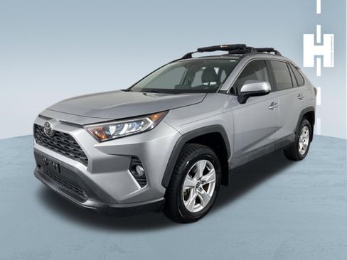 Used 2021 Toyota RAV4 XLE w/ Convenience Package FWD image 4