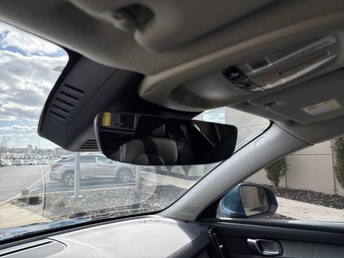 Used 2025 Volvo XC40 B5 Plus image 27