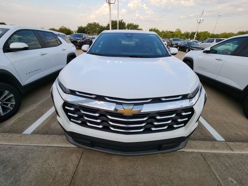 Used 2026 Chevrolet Equinox LT FWD image 2