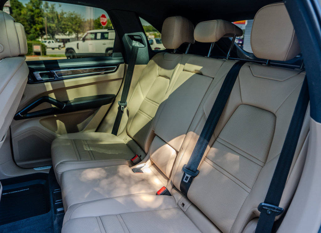 Used 2023 Porsche Cayenne w/ Premium Package AWD/4WD image 18