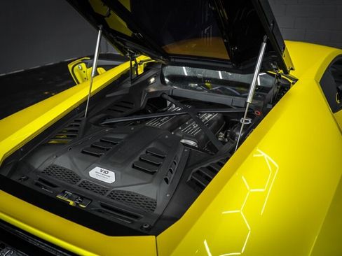 Used 2020 Lamborghini Huracan EVO image 39