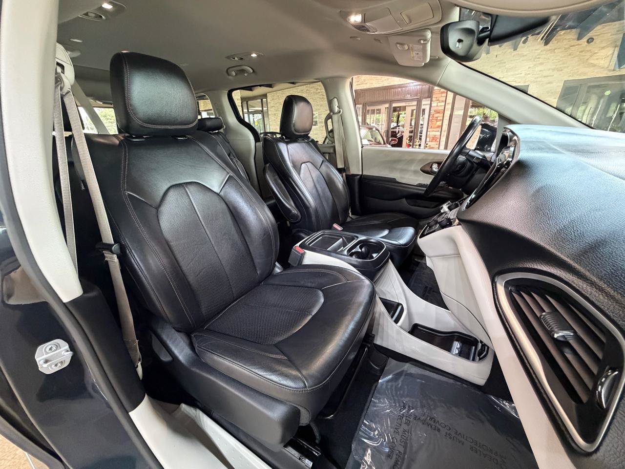 Used 2019 Chrysler Pacifica Touring-L FWD image 9