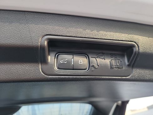 Used 2020 Ford Explorer XLT image 24