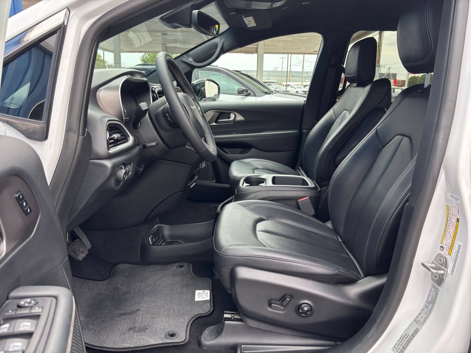 Used 2025 Chrysler Pacifica Select FWD image 29