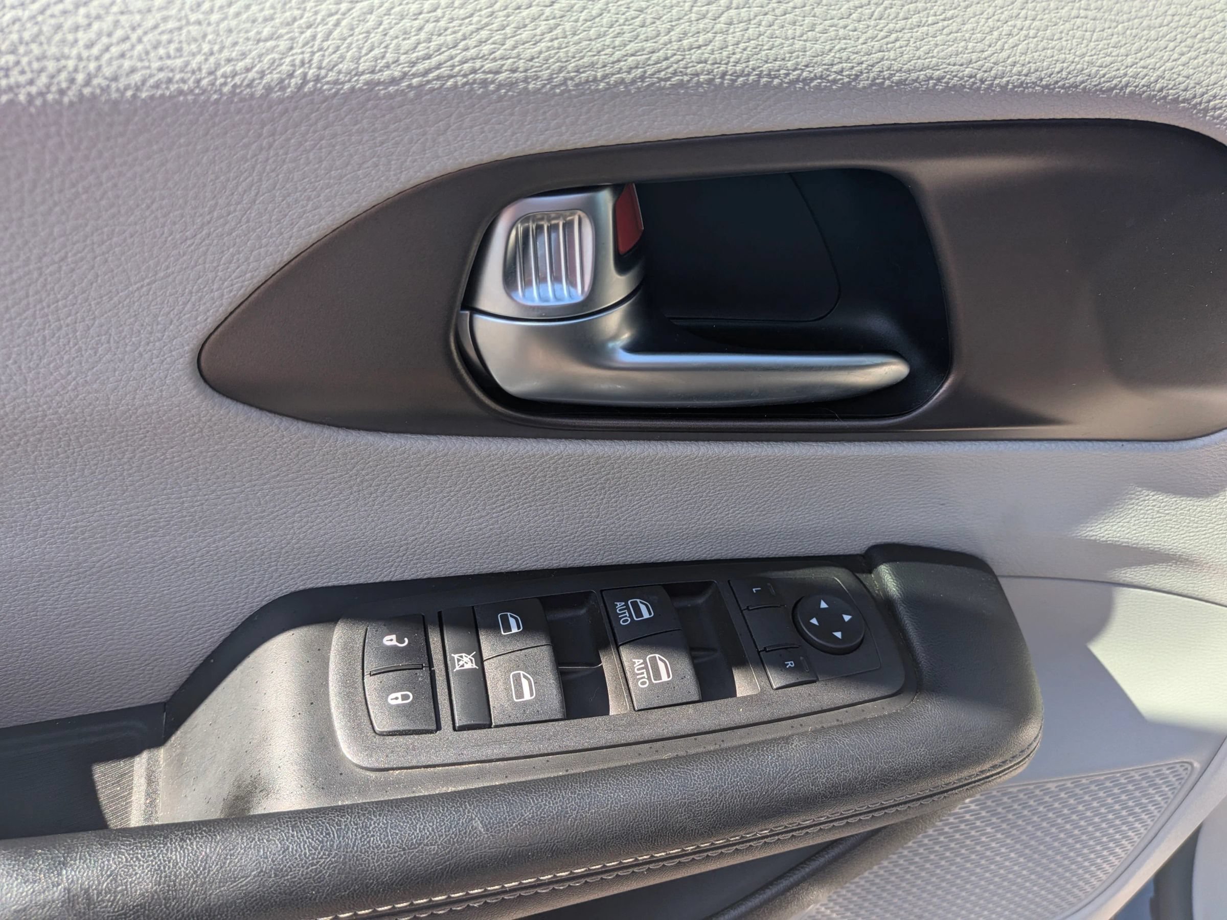 Used 2022 Chrysler Voyager LX FWD image 18