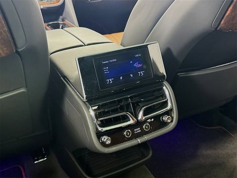 Certified 2024 Bentley Bentayga Extended Wheelbase image 27