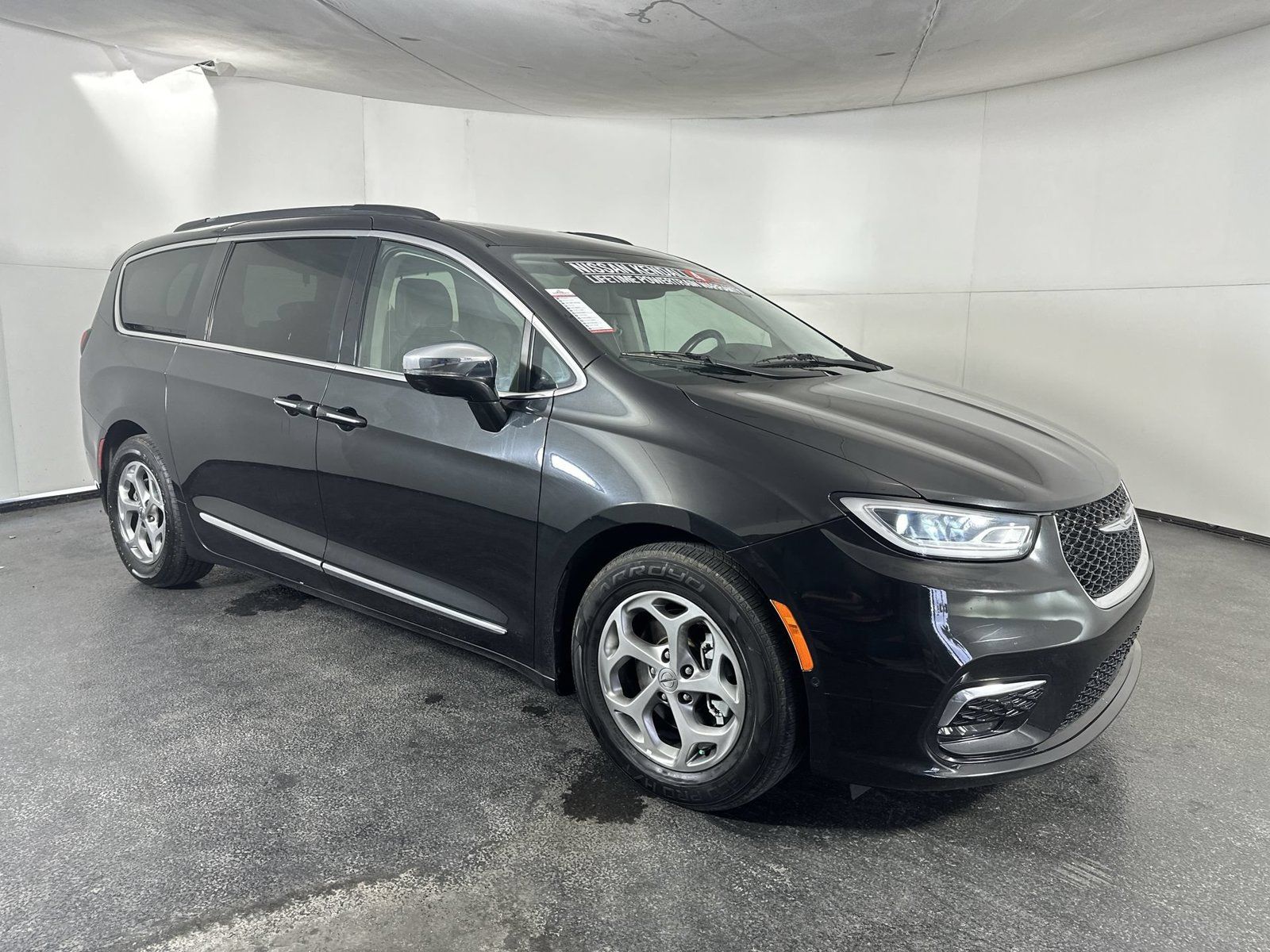 Used 2022 Chrysler Pacifica Limited FWD image 2