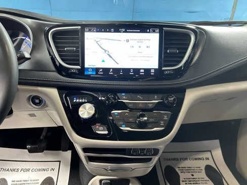 Used 2024 Chrysler Pacifica Limited FWD image 26