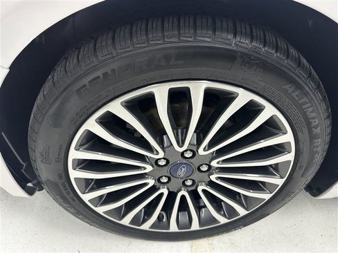 Used 2017 Ford Fusion SE w/ Equipment Group 202A AWD/4WD image 15