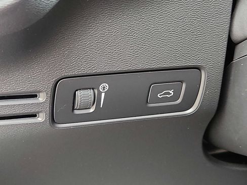Certified 2022 Volvo XC40 T5 R-Design w/ Advanced Package AWD/4WD image 21