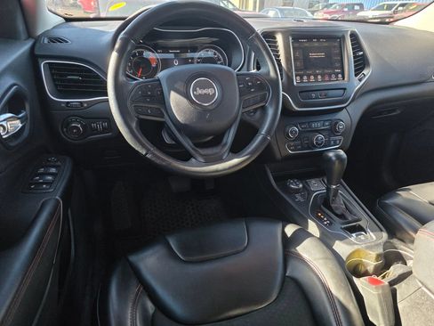 Used 2019 Jeep Cherokee Trailhawk AWD/4WD image 14