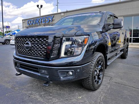 Used 2019 Nissan Titan SV w/ SV Convenience Package AWD/4WD image 2