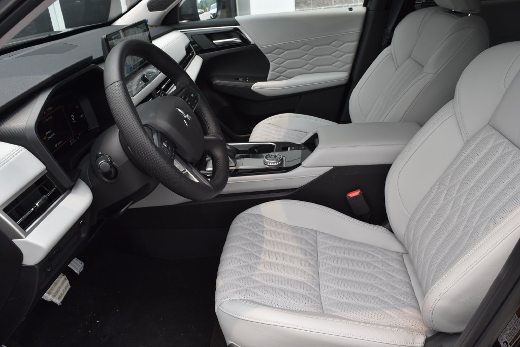 New 2025 Mitsubishi Outlander AWD image 9