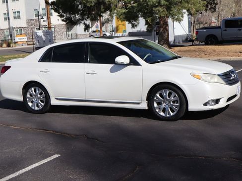 Used 2011 Toyota Avalon Limited image 2