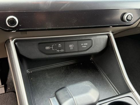 Used 2025 Kia Carnival FWD image 17
