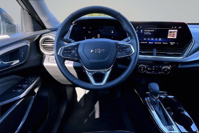 Used 2025 Chevrolet Trax ACTIV FWD image 8