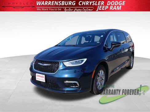 Used 2023 Chrysler Pacifica Touring-L image 10