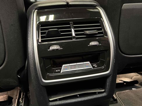 Used 2022 BMW X7 xDrive40i w/ M Sport Package AWD/4WD image 39
