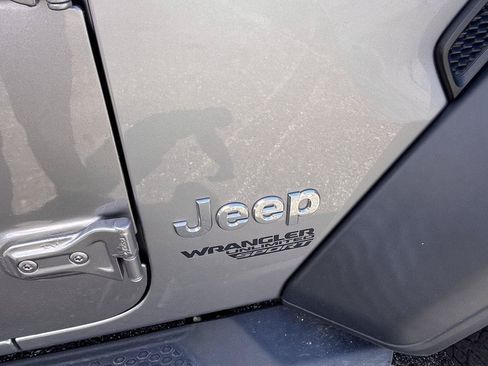 Used 2018 Jeep Wrangler Unlimited Sport S AWD/4WD image 9