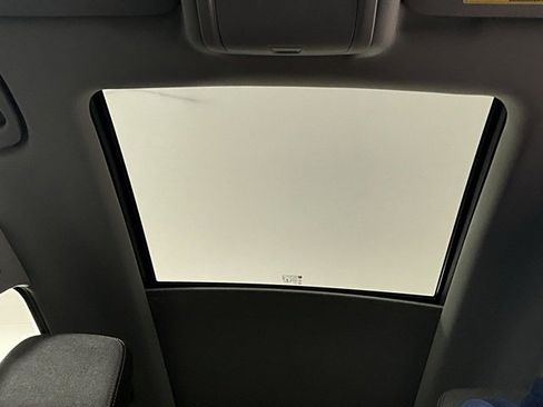 Used 2019 Chevrolet Equinox LT w/ Sun & Navigation Package image 36