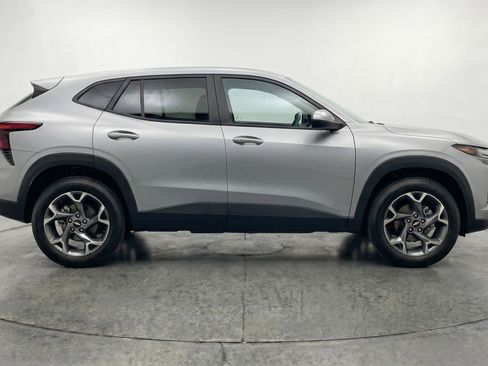 Used 2025 Chevrolet Trax LT w/ LT Convenience Package FWD image 11